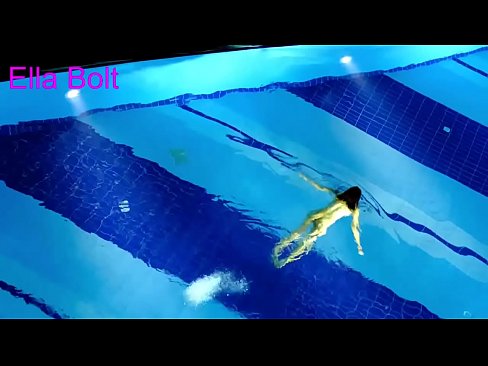 ❤️ मी पाहणे थांबवू शकत नाही, तरुण गोरा ELLA BOLT रिसॉर्ट पूलमध्ये नग्न पोहताना पकडला गेला ❤️❌  mr.pornsexphoto.ru वर  ❤